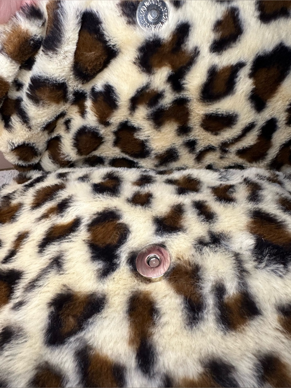 This Gilda Paris faux fur messenger bag features a bold leopard print pattern - Picture 3 of 9